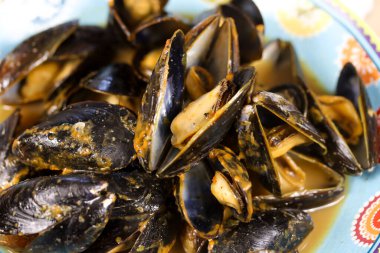 Kırmızı körili midye tabağı.