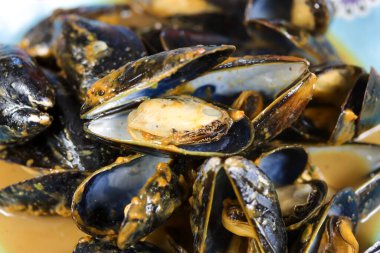 Kırmızı körili midye tabağı.