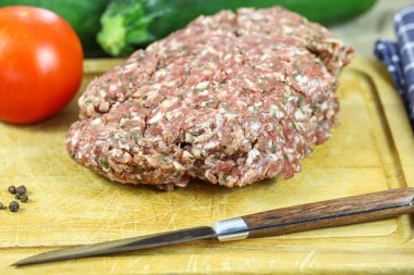 Ahşap bir masada çiğ dolma