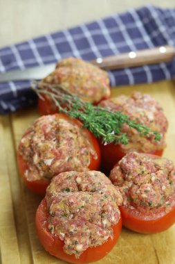 Çiğ domatesler masada.