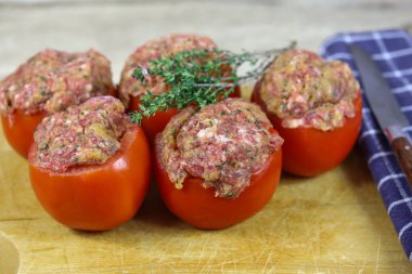 Çiğ domatesler masada.
