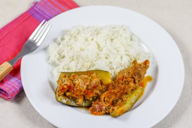 Bir tabakta doldurulmuş kabak ve beyaz pirinç.