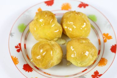 Kremalı pasta ve karamel.