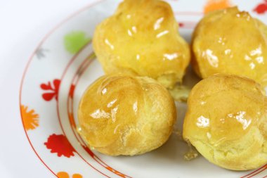 Kremalı pasta ve karamel.