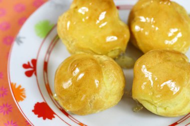 Kremalı pasta ve karamel.