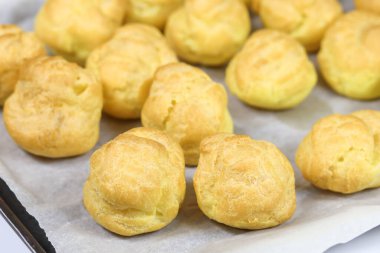 parça lahana bir kabın üzerine monte edilmiş.