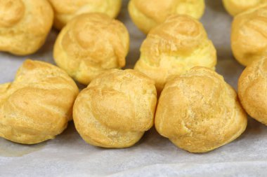 parça lahana bir kabın üzerine monte edilmiş.