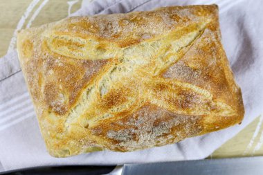 Bir somun ekmek masanın üstünde.