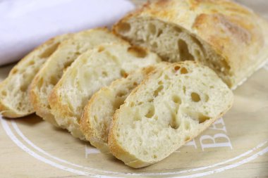 Bir somun dilimlenmiş ekmek masada.