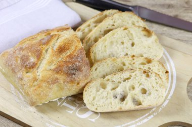 Bir somun dilimlenmiş ekmek masada.