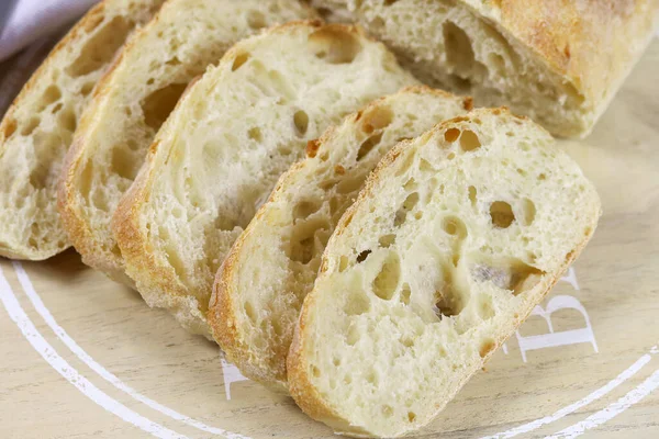 Rolo Pão Fatiado Uma Mesa — Fotografia de Stock