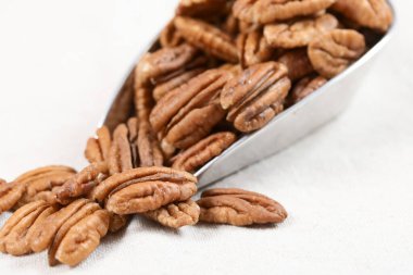 Bir kaşıkta soyulmuş ceviz.