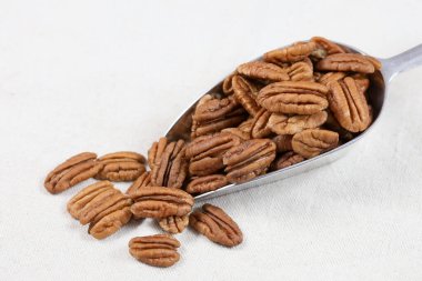 Bir kaşıkta soyulmuş ceviz.