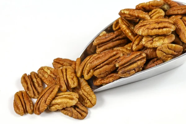 Bir kaşıkta soyulmuş ceviz.