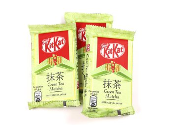 Kitkat Green Tea Matcha paketi beyaz arkaplanda