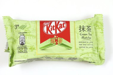 Kitkat Green Tea Matcha paketi beyaz arkaplanda