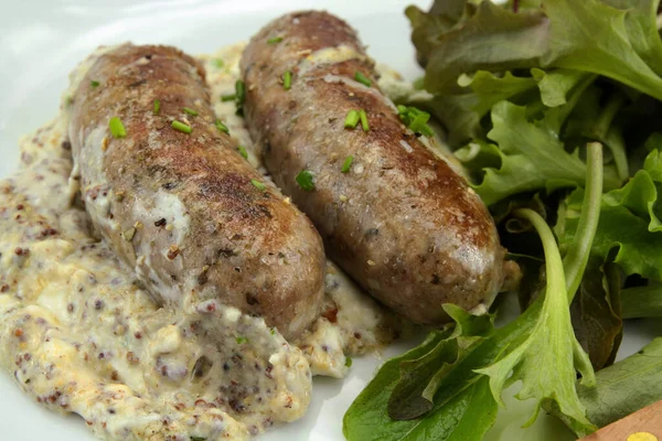 Soslu andouillette ve tabakta salata