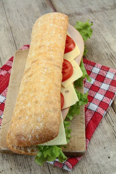 Broodje Met Ham Kaas Een Houten Achtergrond — Stockfoto