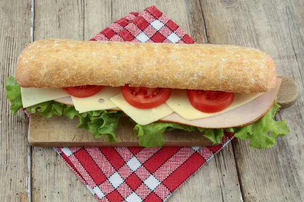 Sandwich Mit Schinken Und Käse Auf Holzboden — Stockfoto