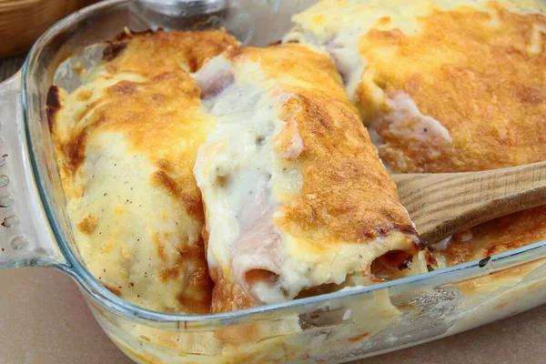 Andijvie Met Ham Gratin Een Schotel — Stockfoto