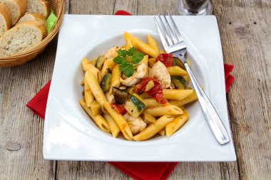 Sebzeli tavuk hamuru.