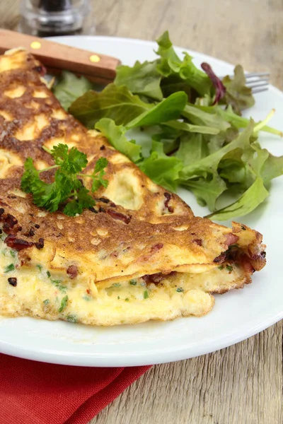 Omelette Dans Une Assiette Avec Salade — Photo