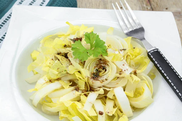 Endiviensalat Auf Einem Teller — Stockfoto