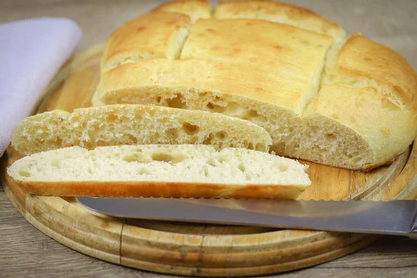 Pão Oriental Uma Tábua Corte — Fotografia de Stock