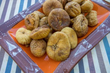 Tepside kurutulmuş incir.