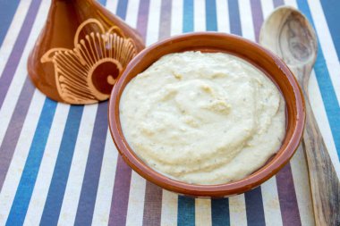 Masadaki bir tabakta humus