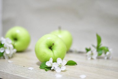  Masadaki yeşil elma. 