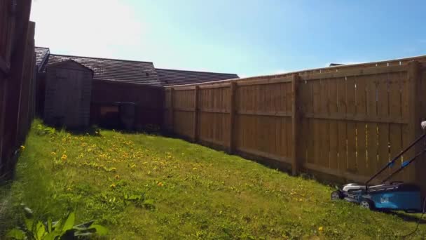 イギリスの晴れた日に芝生を刈る男のタイムラプス — ストック動画
