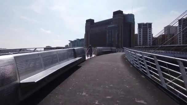 Gang Über Die Millennium Bridge Newcastle Gateshead — Stockvideo