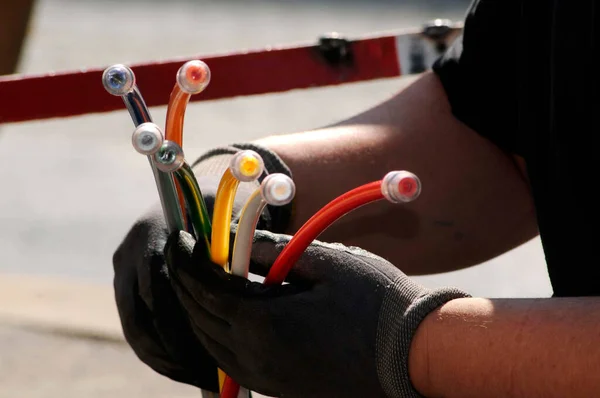 Man Med Handskar Som Håller Fiberoptisk Kabel — Stockfoto