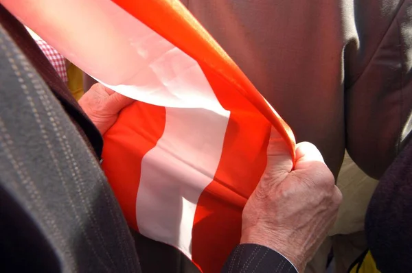 Mężczyzna Trzymający Czerwono Biało Czerwoną Austriacką Flagę Rękach — Zdjęcie stockowe