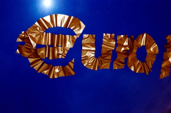 Χρυσή Ταινία Ευρώ Σύμβολο Νόμισμα Ένα Μπλε Μπαλόνι — Φωτογραφία Αρχείου