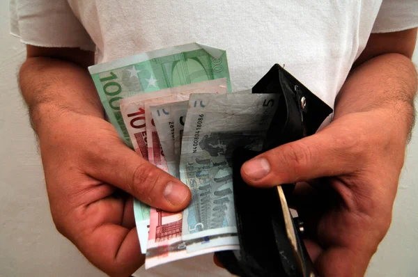 Hombre Con Una Cartera Abierta Sacando Billetes Banco Euros —  Fotos de Stock