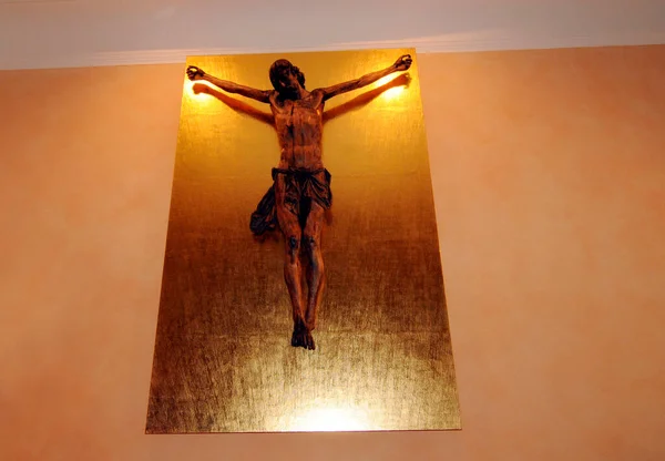 耶稣基督的形象 没有十字挂在金盘上 — 图库照片