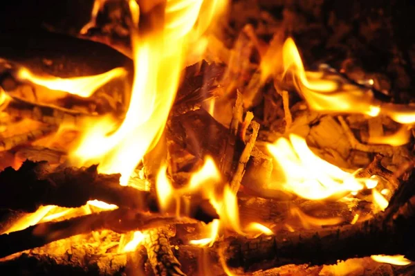 Flammes Lueur Dans Feu Camp Nuit Brûlant Des Bâtons Bois — Photo