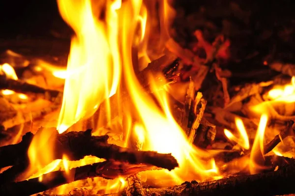 Flammes Lueur Dans Feu Camp Nuit Brûlant Des Bâtons Bois — Photo