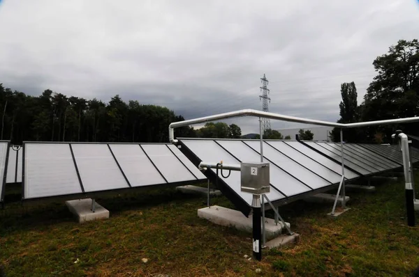 Solarkollektorfeld Und Ein Mast Hintergrund — Stockfoto