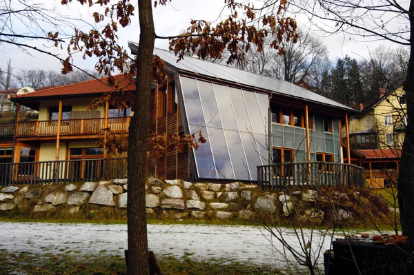 Casa Com Painéis Solares Telhado Dia Outono — Fotografia de Stock
