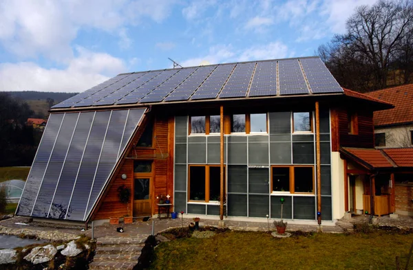 Casa Con Paneles Solares Techo Día Otoño — Foto de Stock