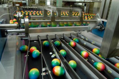 Bir fabrikada endüstriyel renkli paskalya yumurtası üretimi