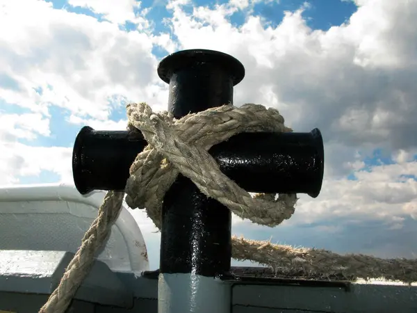 每艘船上的重要设备 系牢船只的绳索 — 图库照片