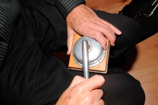 Mann mahlt Kaffeebohnen per Hand mit Kaffeemühle — Stockbild Mann Mahlt Kaffeebohnen Hand Mit Kaffeemühle — Stockfoto