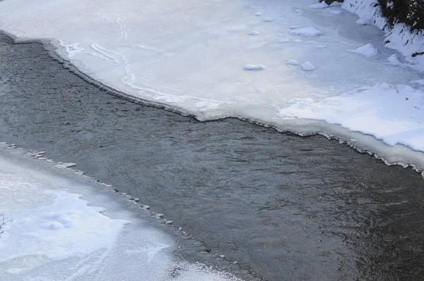 Ruisseau Dans Les Alpes Par Une Journée Hiver Enneigée Froide — Photo