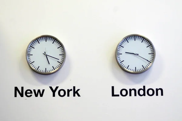 纽约和伦敦显示不同时区的两个时钟 — 图库照片