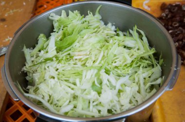 Mutfaktaki metal kasede taze kesilmiş lahana.