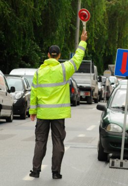 Sokak trafiğini düzenleyen güvenlik yeleği kontrolörü